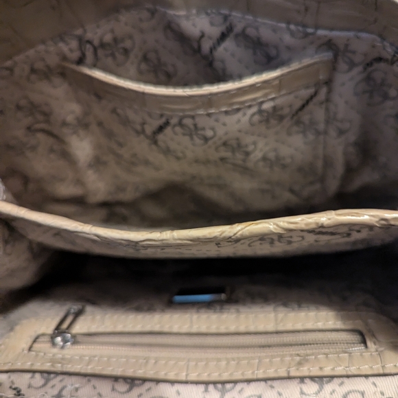 Cute guess crossbody bag - Picture 5 of 7